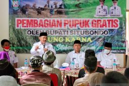 Pastikan tepat sasaran, Bupati Situbondo turun langsung distribusikan pupuk gratis