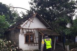 BPBD Kabupaten Kediri serta warga perbaiki rumah warga yang rusak