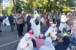 Karyawan wajib menunjukkan kartu identitas pekerja untuk memasuki area steril dari aksi Reuni 212