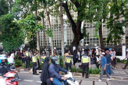 Petugas kepolisian bubarkan massa Reuni 212 di Sarinah