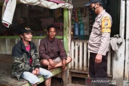 Aksi "door to door"Bhabinkamtibmas Polres Tapsel ajak vaksin disambut positif  warga