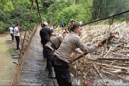 TNI/Polri bersama warga bersihkan sampah pascabanjir di Kecamatan Juai