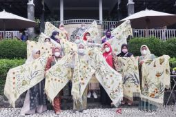 22 istri kepala daerah membatik Ecoprint pada rangkaian Kongres ke-5 JKPI