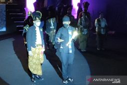 Gibran beri keris kepada  Bima Arya pada Karnaval Budaya Kongres ke-5 JKPI