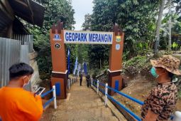 Gapura dan pegangan tangan di tangga Geopark Merangin