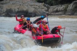 Keseruan rafting mendukung penilaian Geopark Merangin
