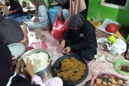 Warga Aluan Mati tak ketinggalan bantu korban banjir Barabai HST