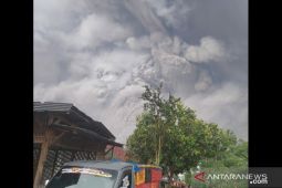 Puluhan warga Desa Sumberwuluh mengungsi akibat Gunung Semeru meletus