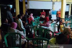 Puluhan warga terdampak letusan Semeru mengungsi di Balai Desa Sumberwuluh