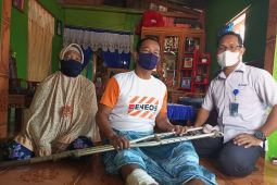 Ringankan Biaya Pengobatan Nelayan, PT Timah Serahkan Bantuan untuk Junaili