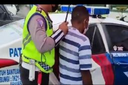 Prsonel Polres Tebing Tinggi jemput warga untuk vaksinasi