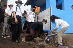 Pemasangan Pipa Air untuk Petani di Jember