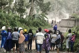 Tempat evakuasi korban bencana Gunung Semeru jadi tontonan warga