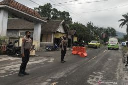 Polisi berjaga di titik akses menuju dusun terdampak bencana Gunung Semeru