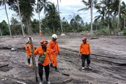 Pencarian korban erupsi semeru dihentikan sementara karena cuaca buruk