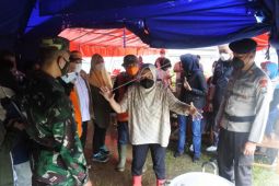 Mensos Tinjau Dapur Umum Korban Gunung Semeru
