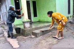 Sebagian warga mulai bersihkan rumah dari sisa abu Gunung Semeru