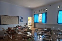 Pasca banjir, ruangan kelas SMKN 1 Batulayar Lombok Barat luluh lantak