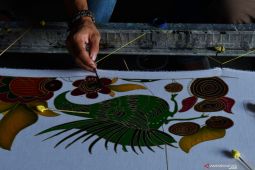 Warga binaan Lapas Madiun Berlatih membatik