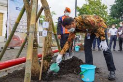 KAI tanam pohon  sukseskan Program BUMN Hijaukan Indonesia