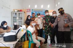 Plt Bupati Palas bersama Dandim 0212 / TS tinjau giat vaksinasi COVID