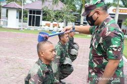 Prajurit remaja jalani tradisi mandi kembang di Lanal TBA