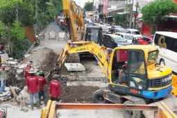 Pembangunan saluran air terkoneksi laut macetkan arah menuju jembatan Suramadu