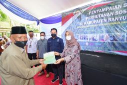 Sebanyak 34 LMDH dan Kelompok Tani Hutan Banyuwangi peroleh izin kelola 30 ha perhutanan sosial