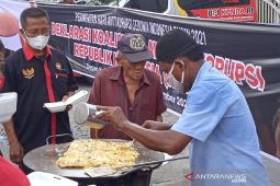 Aktivis anti korupsi bagikan martabak saat peringatan Hari Anti Korupsi di Medan