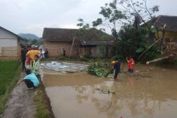 Puting beliung rusak belasan rumah di Tegaltengah Sukabumi