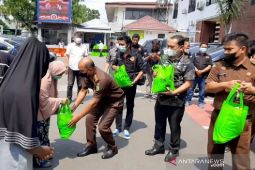 Kejari Medan dan Forwakum Sumut bagikan 200 paket sembako