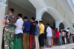 Shalat Jumat pertama usai semburan awan panas di lereng Gunung Semeru