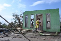 Warga Menyelamatkan Barang Berharga dari Rumah Terdampak Semeru