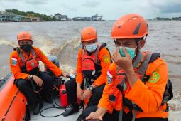Petugas SAR cari dua korban kecelakaan kapal cepat