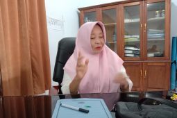 Personel Dinsos Mukomuko bantu pemasangan stiker di rumah warga miskin