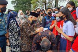 Wapres beri tanda tangan kepada  siswi di Balige