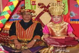 Bupati Madina dan istri dinobatkan Ninik Mamak Nan Gadang Basa Batuah