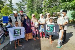 Komunitas sedekah jumat salurkan bantuan sandang pangan untuk korban erupsi Gunung Semeru