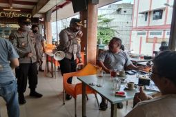 Kapolres jalan kaki telusuri jalan inti kota Tebing Tinggi imbau warga vaksinasi