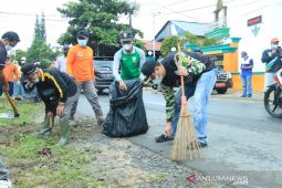 Aditya ikut gotong royong bersihkan lingkungan di Sapta Marga Guntung Payung