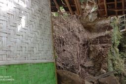Seorang santri tewas tertimpa batu cadas dalam musibah longsor di Lebak