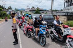 Antrean warga Pangkalpinang mengisi BBM di SPBU mengular hingga ke jalan raya