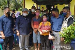 Bupati Tapsel apresiasi suami isteri rela berjalan enam jam demi dapat vaksin