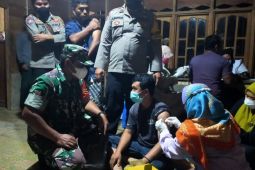 Sulitnya medan bukan halangan Babinsa Koramil 04/SDH - Nakes jalankan serbuan vaksinasi