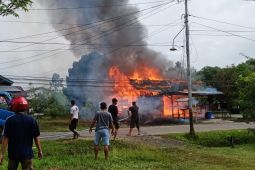 Sebuah kios BBM di Putussibau terbakar