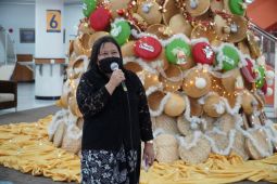 Perpustakaan UK Petra rangkai pohon Natal dari perkakas bambu