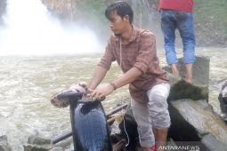 Warga temukan ban mobil dan sandal penumpang Innova di jurang air terjun
