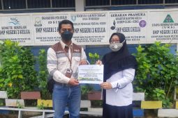 Dukung program Adiwiyata PT SIS bantu sapras sekolah