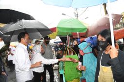 Presiden Jokowi serahkan bantuan tunai bagi pedagang pasar