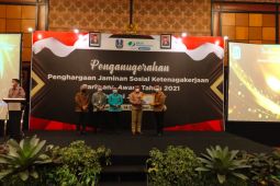 BPJS Ketenagakerjaan Jatim serahkan penghargaan Paritrana Award 2021